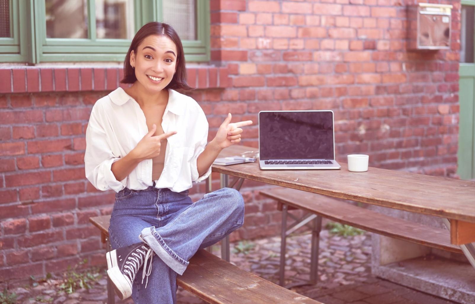 Estudiantes participando en sesión interactiva de SEO técnico