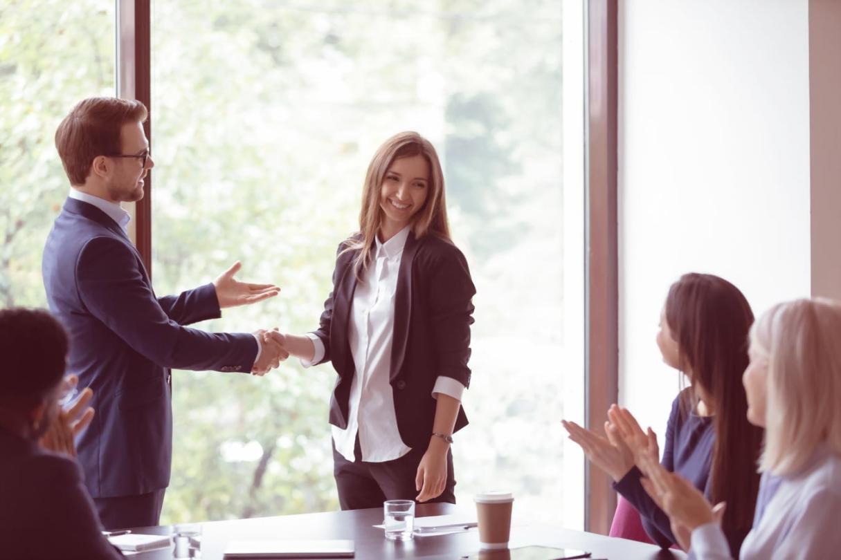 Estudiante aprendiendo SEO técnico desde su espacio